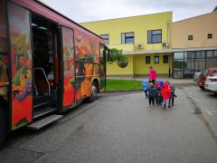 Renške otroke obiskala potujoča knjižnica